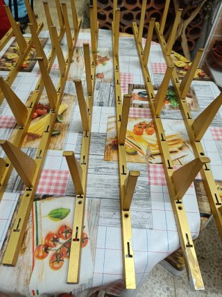 Estantería de aluminio dorada