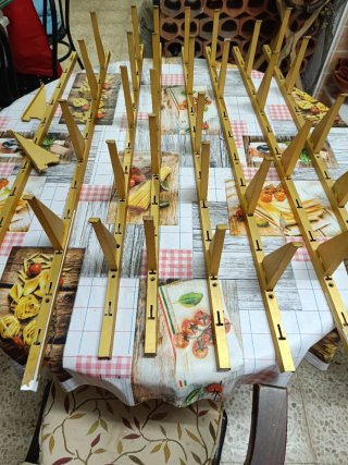 Estantería de aluminio dorada