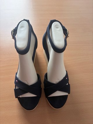 Sandalias Tommy Hilfiger Cuña Beige y Azul