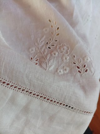 Lenzuola di lino ricamate a mano