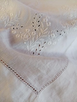 Lenzuola di lino ricamate a mano