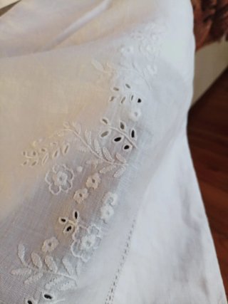 Lenzuola di lino ricamate a mano