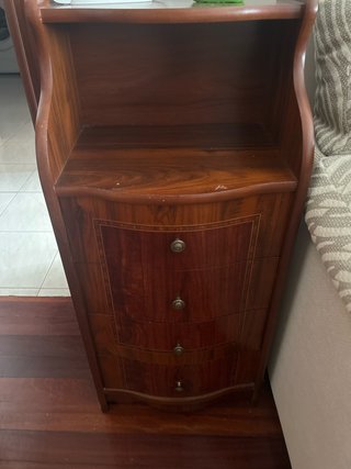 Mueble auxiliar de madera con cajones