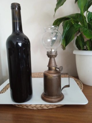 Antigua lampara de aceite labrada con su tulipa.