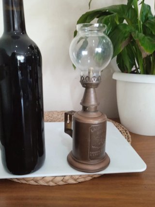Antigua lampara de aceite labrada con su tulipa.
