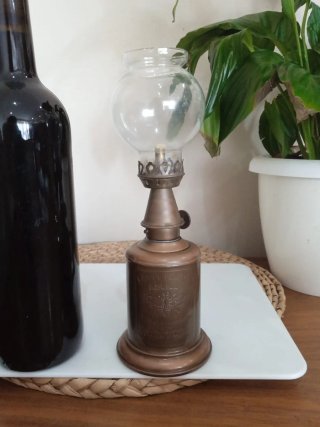 Antigua lampara de aceite labrada con su tulipa.