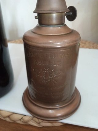 Antigua lampara de aceite labrada con su tulipa.