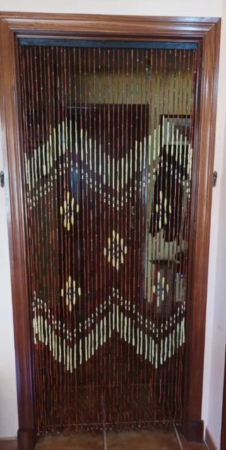 Cortina de madera vintage con diseño geométrico.