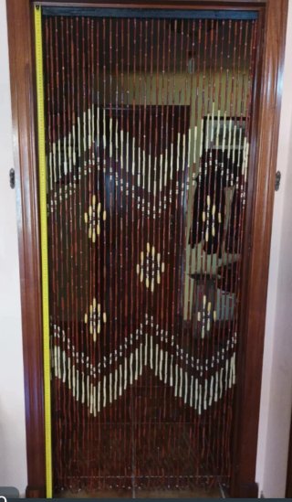 Cortina de madera vintage con diseño geométrico.