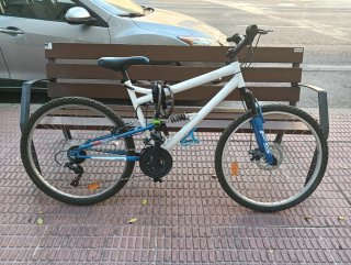 Bicicleta montaña blanca y azul precio negociable