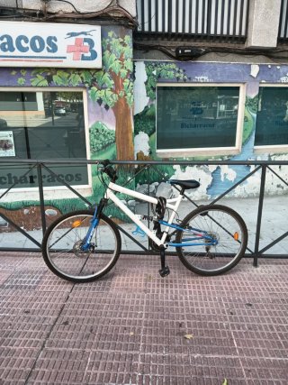 Bicicleta montaña blanca y azul precio negociable