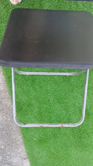 Silla plegable negra y plateada