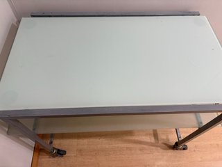 Mesa auxiliar cristal y metal con ruedas