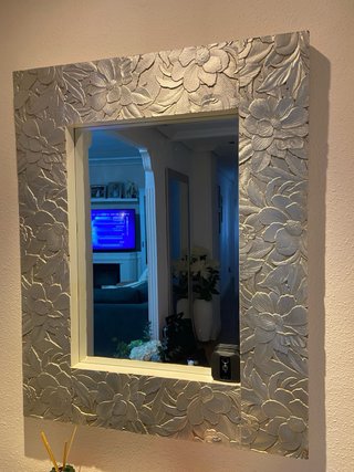 Mueble recibidor blanco y gris con espejo