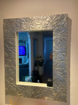 Mueble recibidor blanco y gris con espejo