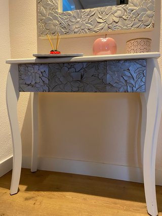 Mueble recibidor blanco y gris con espejo