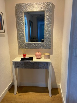 Mueble recibidor blanco y gris con espejo