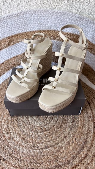 Sandalias cuña Stradivarius beige tachuelas