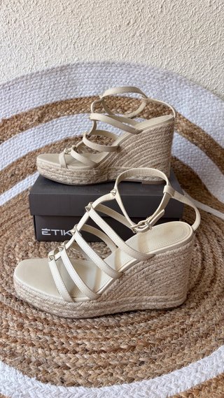 Sandalias cuña Stradivarius beige tachuelas
