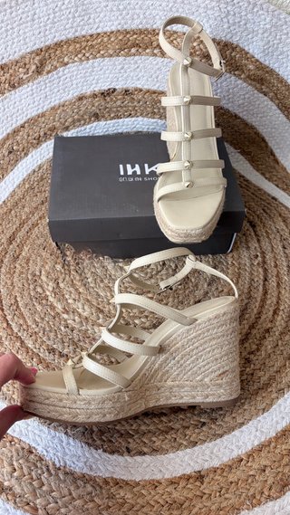 Sandalias cuña Stradivarius beige tachuelas