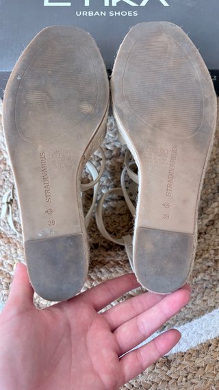 Sandalias cuña Stradivarius beige tachuelas