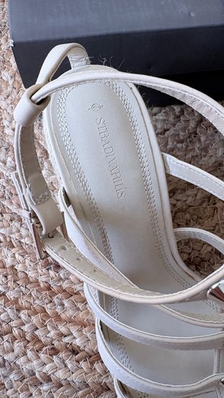 Sandalias cuña Stradivarius beige tachuelas