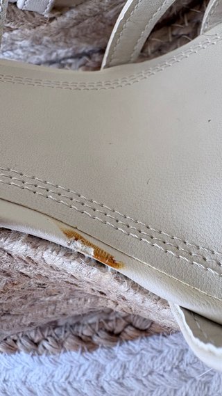 Sandalias cuña Stradivarius beige tachuelas