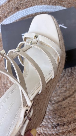 Sandalias cuña Stradivarius beige tachuelas