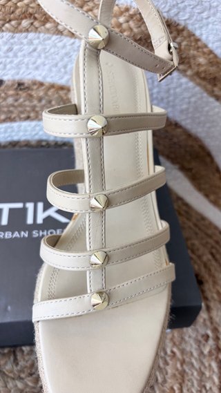 Sandalias cuña Stradivarius beige tachuelas
