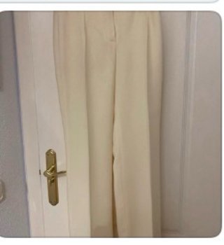 Traje pantalón beige con chaleco naranja