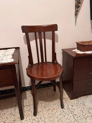 2 Sillas de madera estilo clásico