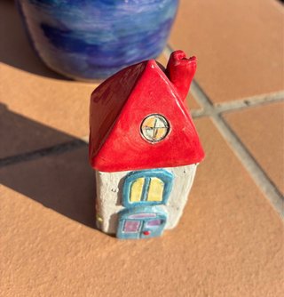 Casita cerámica techo rojo