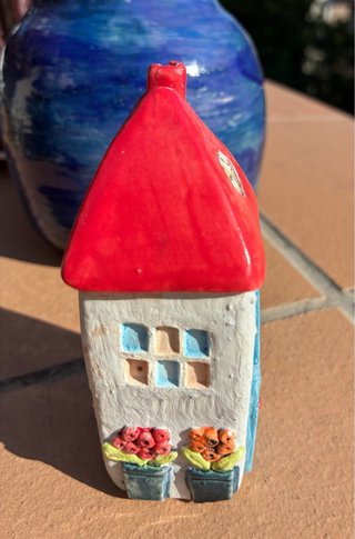 Casita cerámica techo rojo