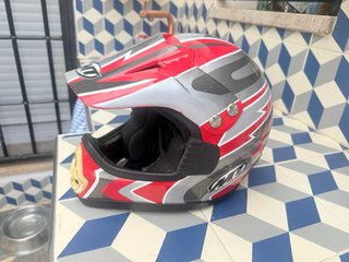 Casco de moto infantil rojo y gris