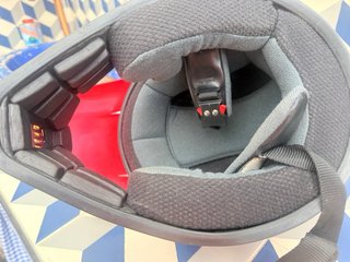 Casco de moto infantil rojo y gris