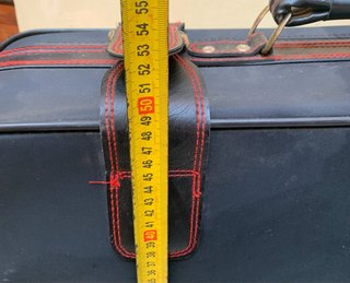 Grande valigia da viaggio nera con ruote