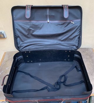 Grande valigia da viaggio nera con ruote
