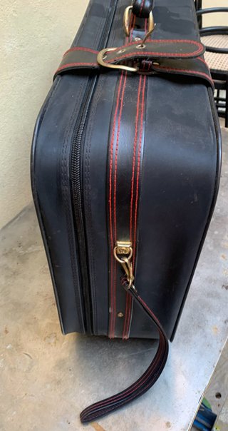 Grande valigia da viaggio nera con ruote