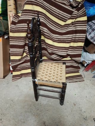 Silla de madera con asiento tejido mide 46 x 40