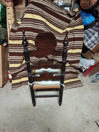 Silla de madera con asiento tejido mide 46 x 40