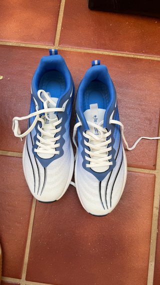 Zapatillas deportivas azules y blancas