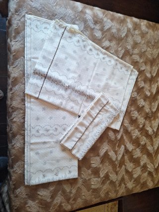 Juego de sábanas beige y blanco