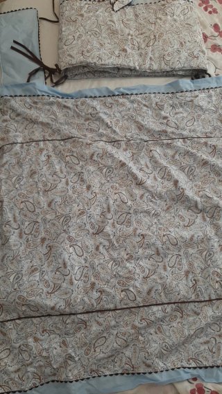 Ropa de cuna con estampado paisley