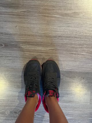 Zapatillas MTNG negras y rojas