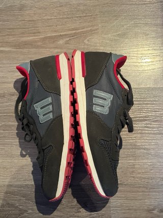 Zapatillas MTNG negras y rojas