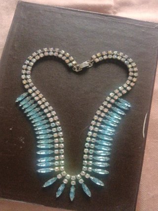 Gargantilla con piedras azules y plateadas
