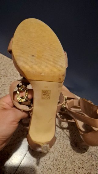 Sandali Guess tacco alto con catena oro