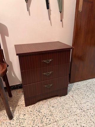 Mesita de noche de madera