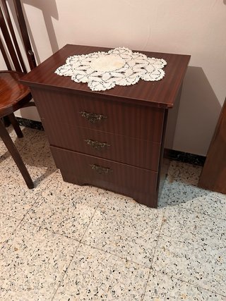 Mesita de noche de madera