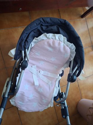 Cochecito de muñecas rosa con estrellas
